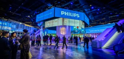 Медичні працівники відвідують виставковий стенд Philips на ECR 2026