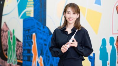 電動歯ブラシを手にするリュウ マサキ