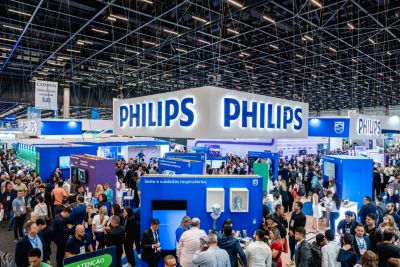 Estande da Philips na feira Hospitalar 2024 com visitantes explorando soluções de tecnologia em saúde