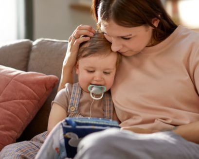 Moeder leest een boek voor aan haar peuter