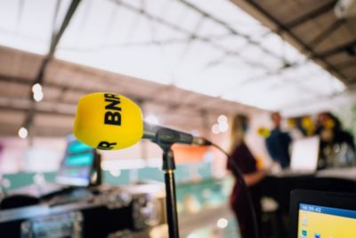 Gele microfoon bij gebeurtenis