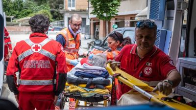 I paramedici della Croce Rossa Italiana assistono un paziente