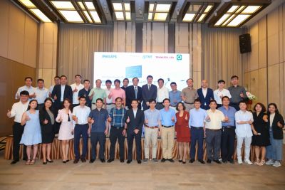 Người tham gia chụp ảnh nhóm cùng các chuyên gia chẩn đoán hình ảnh tại hội thảo.