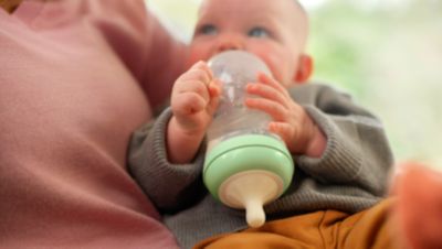 El diseño de la tetina antigoteo evita derrames y la pérdida de leche
