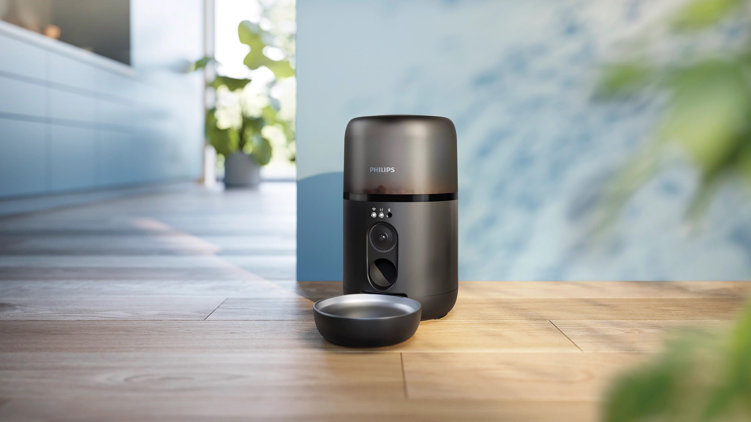 Philips Pet Series Intelligent Pet Feeder with Camera 5000 Series PAW5320/02 during feeding time