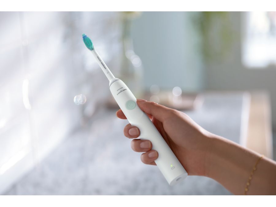 Ergonomický dizajn uľahčuje držanie a používanie zubnej kefky