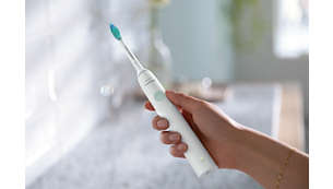 O design ergonómico torna a escova de dentes fácil de segurar e de utilizar