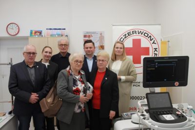 Grupa z aparatem ultrasonograficznym Philips w placówce Polskiego Czerwonego Krzyża