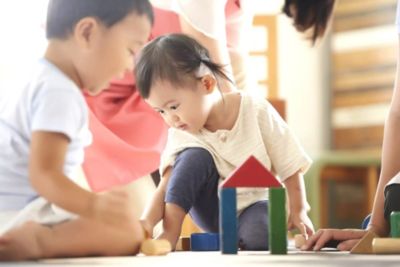 色とりどりの木のブロックで遊ぶ子供たち