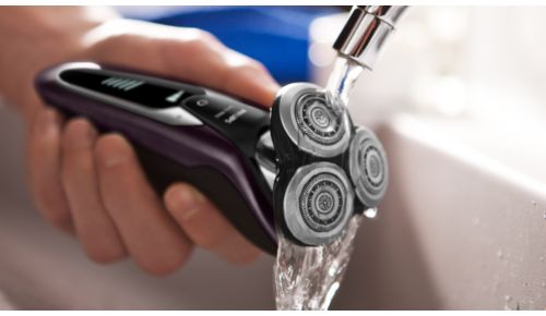 Le rasoir peut être rincé sous l'eau du robinet