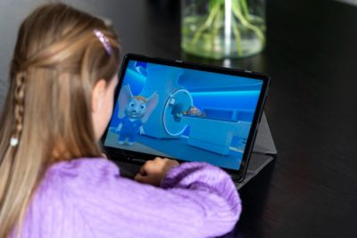 Child watching MRI preparation animation
