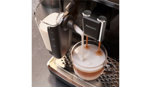 Frissen főzött, selymesen lágy cappuccino az otthonában.