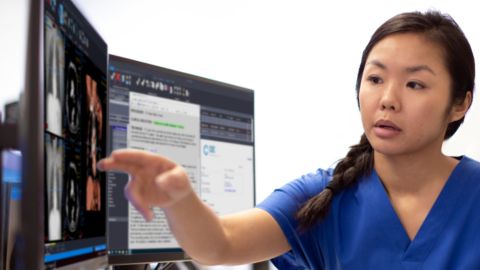 technoloog die naar het scherm wijst