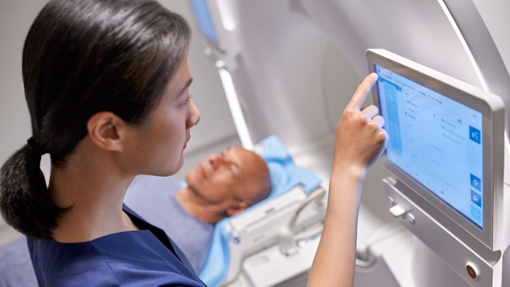 MRI technologist using VitalScreen on MR system