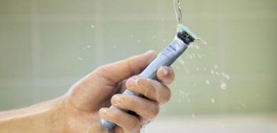 Handspülen eines elektrischen Trimmers unter fließendem Wasser