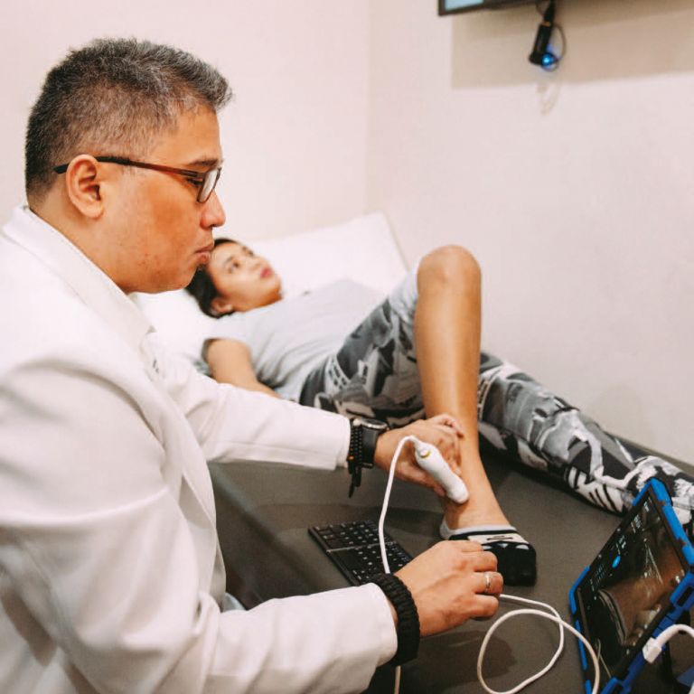 Dr. Obispo scans a patient’s ankle with Lumify