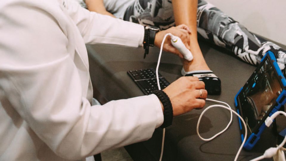 Dr. Obispo scans a patient’s ankle with Lumify  