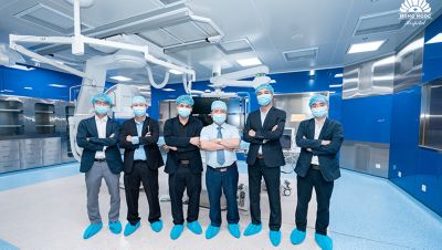 Các lãnh đạo ngành chẩn đoán hình ảnh và y học hạt nhân chụp ảnh lưu niệm tại phòng can thiệp Bệnh viện Hồng Ngọc