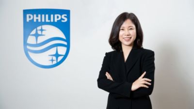 필립스 로고 앞에 선 김동희 아시아태평양 헬스시스템즈 대표