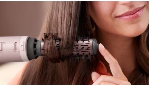 Okrągłe termoszczotki pozwalają uzyskać bardziej gładkie i lśniące włosy