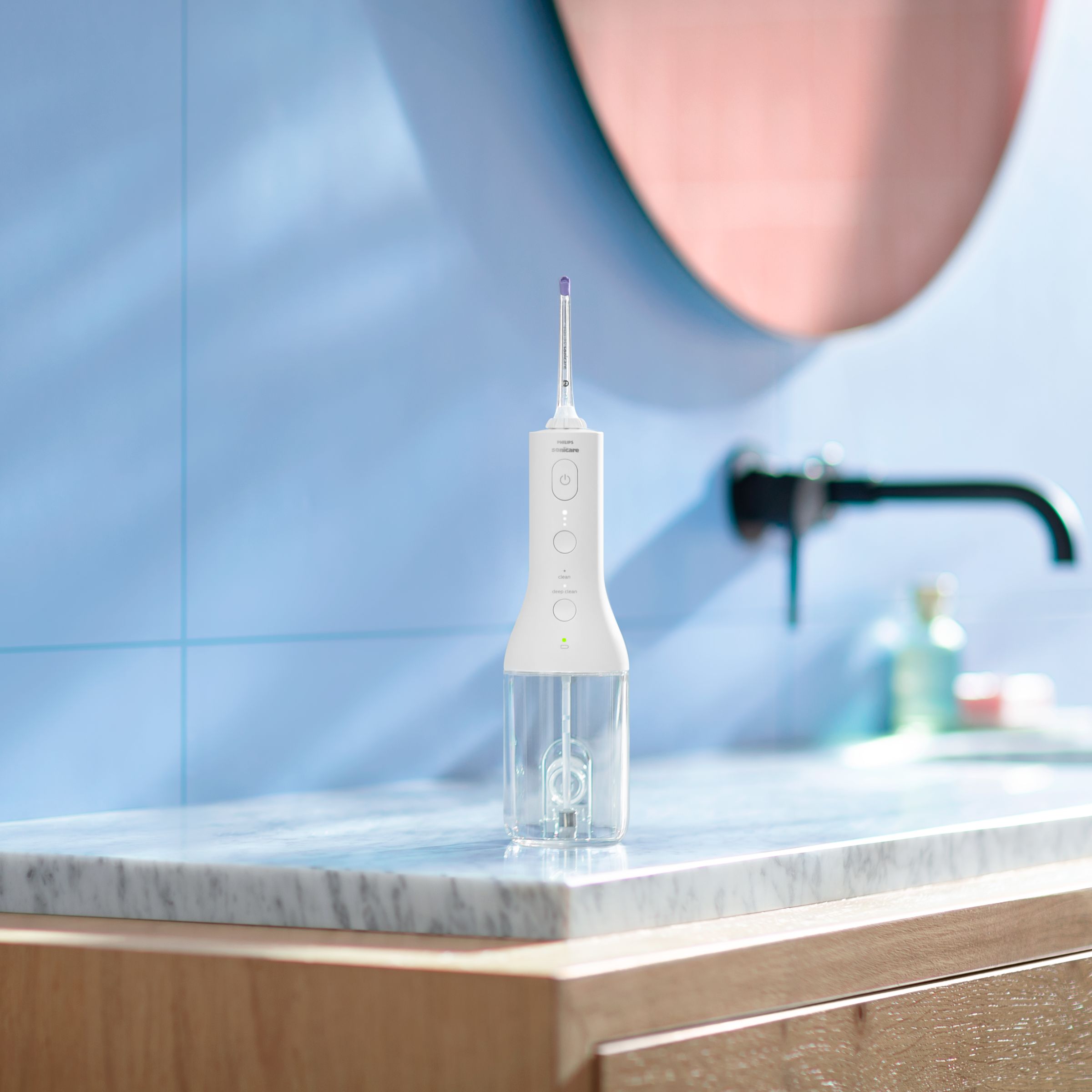 Sonicare Power Flosser aufgereiht auf einem Tisch