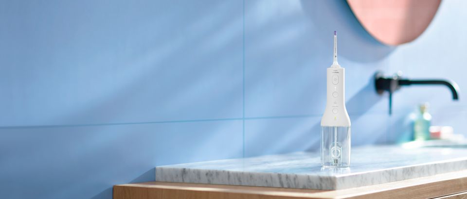 Power Flosser auf einem Tisch