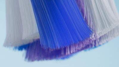 柔らかな青と白の歯ブラシ毛のクローズアップ