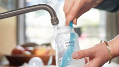 El cepillo para biberones con cabezal curvo permite una limpieza fácil