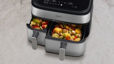 Airfryer mit geöffneten Dual-Körben und Gemüse im Inneren