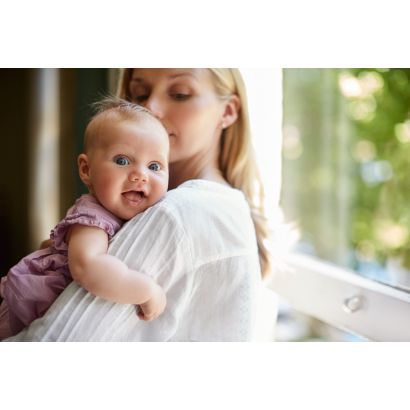 Bé bú bình theo cách tự nhiên nhất