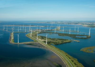 Widok z lotu ptaka na turbiny wiatrowe wzdłuż holenderskiego wybrzeża i dróg wodnych