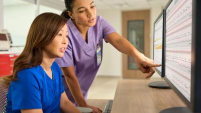 Medizinisches Fachpersonal prüft CTG-Daten