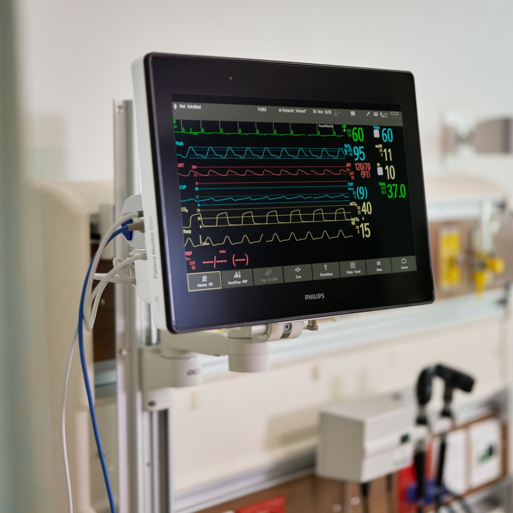 Patient Monitor 6500 mounted on wall - closeup