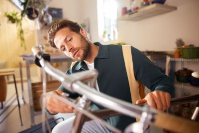 Un hombre joven con la barba y el cabello perfectamente cuidados.