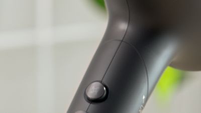 Hladen zračni tok za utrditev pričeske