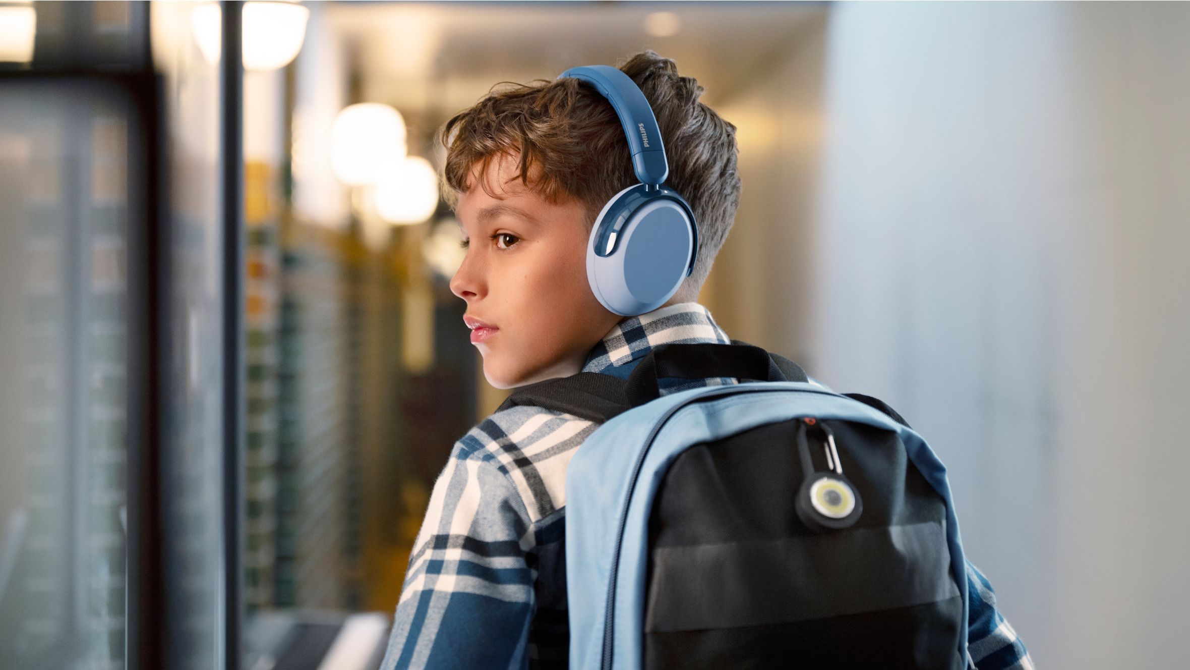 Egy k&eacute;k &eacute;s egy r&oacute;zsasz&iacute;n gyerek fejhallgat&oacute; a padl&oacute;n j&aacute;t&eacute;kokkal