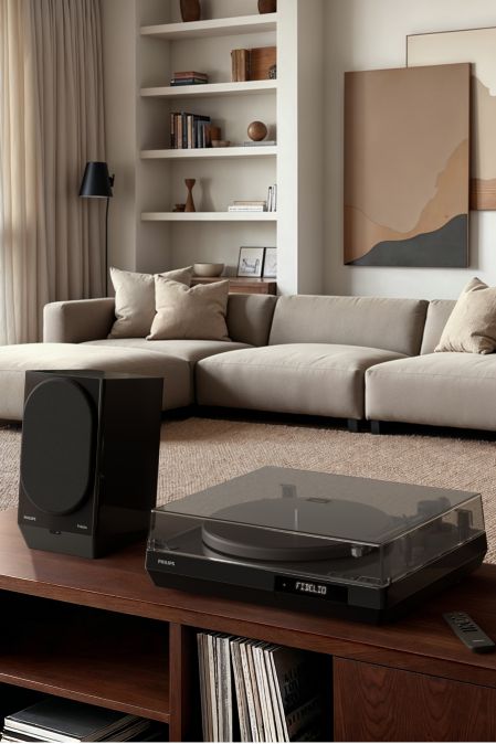 Draadloze Philips-luidspreker op een plank in een gezellige huiskamer