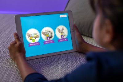 MRI検査前にScan Buddyアプリ付きのタブレットを使用している女の子