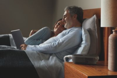 Paciente usando un dispositivo de terapia del sueño de Philips Respironics