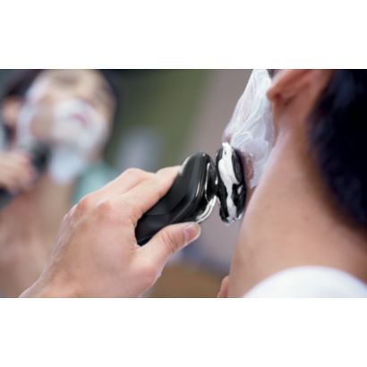 5方向に可動して密着、肌にやさしい早剃りシェーバー 