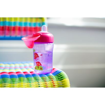 Snap-top lid keeps spout clean on the go