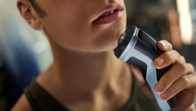 تتكيف الرؤوس المتحركة بثلاثة اتجاهات مع وجهك لحلاقة مريحة