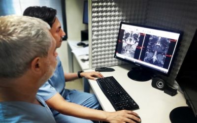 Clínicos revisando imágenes médicas en una computadora para diagnóstico por telerradiología