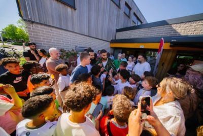 PSV'er Ismael Saibari was onder grote belangstelling aanwezig om de 10e Nouri AED in Eindhoven te onthullen