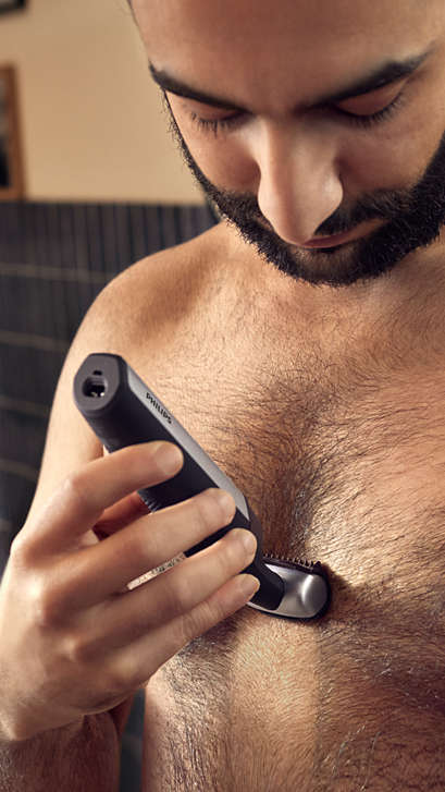 Mann trimmt seine Brustbehaarung