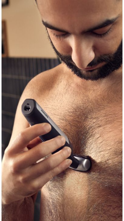 Mann trimmt seine Brustbehaarung
