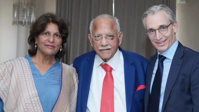 Philips and Apollo Hospitals leadership at MoU signing India
