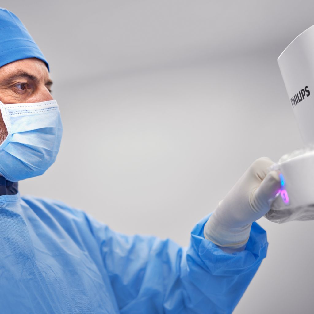 Surgeon using Zenition 30 Mobile C-Arm