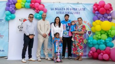 Philips team with families and children at Corazon de Nino healthcare outreach event in Mexico