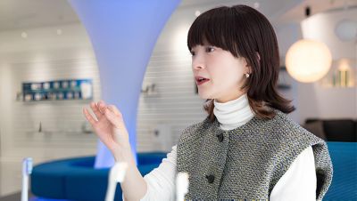 スタジオで歯ブラシの機能について話し合う女性